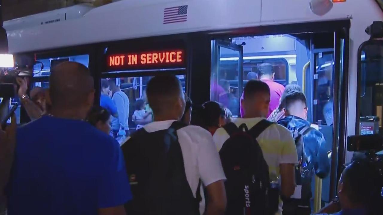 Os ônibus que saem do Texas com indocumentados agora também vão para Chicago (Foto: cbsnews.com)