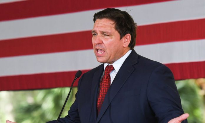 Ron DeSantis é um dos três governadores republicanos que realocaram imigrantes nos últimos meses (Foto: opensecrets.org)