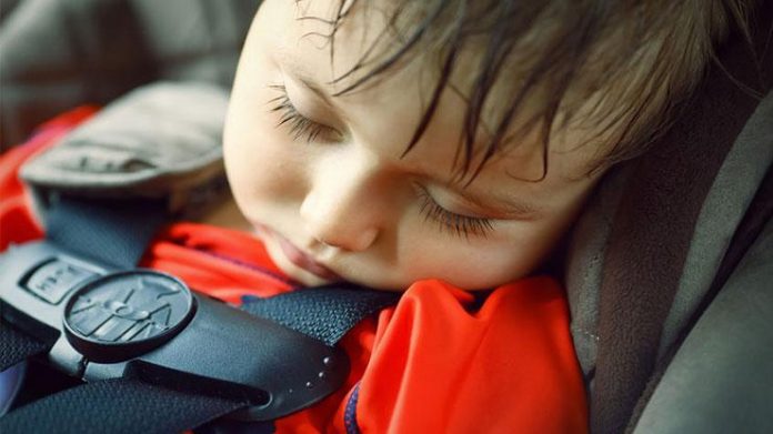 Uma hora trancada em carro sob alta temperatura pode matar uma criança (Foto: WABC TV)