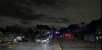 Possível tornado teria revirado carros e derrubado árvores na noite desta terça (foto: CBS 12)