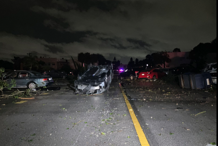 Possível tornado teria revirado carros e derrubado árvores na noite desta terça (foto: CBS 12)