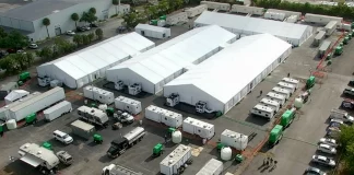Os centros de alojamento são do tamanho de hangares para aviões parecidos com os quartéis móveis, onde serão alojados temporariamente imigrantes adultos solteiros (Foto: newyorkcity.gov)
