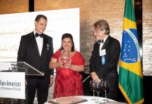 A empresária Luiza Helena Trajano, entre o presidente da BACCF, Alexandre Piquet (e), e o cônsul-geral do Brasil em Miami, embaixador André Odenbreit Carvalho (Ronira Fruhstuck / Acheiusa)