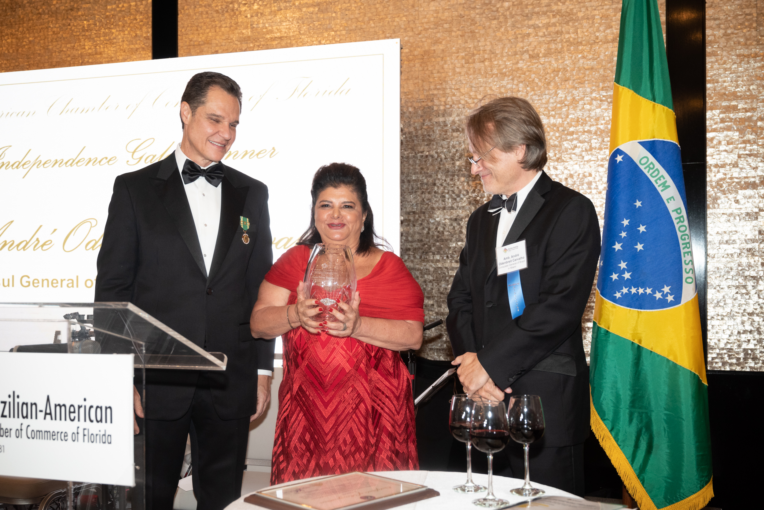 A empresária Luiza Helena Trajano, entre o presidente da BACCF, Alexandre Piquet (e), e o cônsul-geral do Brasil em Miami, embaixador André Odenbreit Carvalho (Ronira Fruhstuck / Acheiusa)