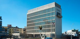 O governo disse que aumentaria o número de funcionários da Embaixada dos EUA em Havana trabalhando no processamento de casos e realizando entrevistas para solicitantes do Programa de Reunificação de Famílias Cubanas (Foto: cu.usembassy.gov)