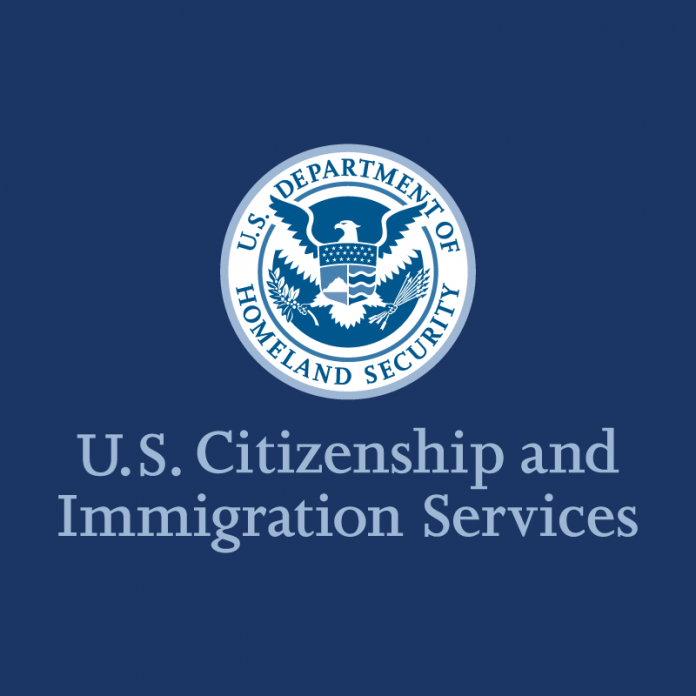 USCIS imagem Os interessados devem visitar a página do USCIS no item Situações Especiais ou ligar para 800-375-5283 (Imagem uscis.gov)