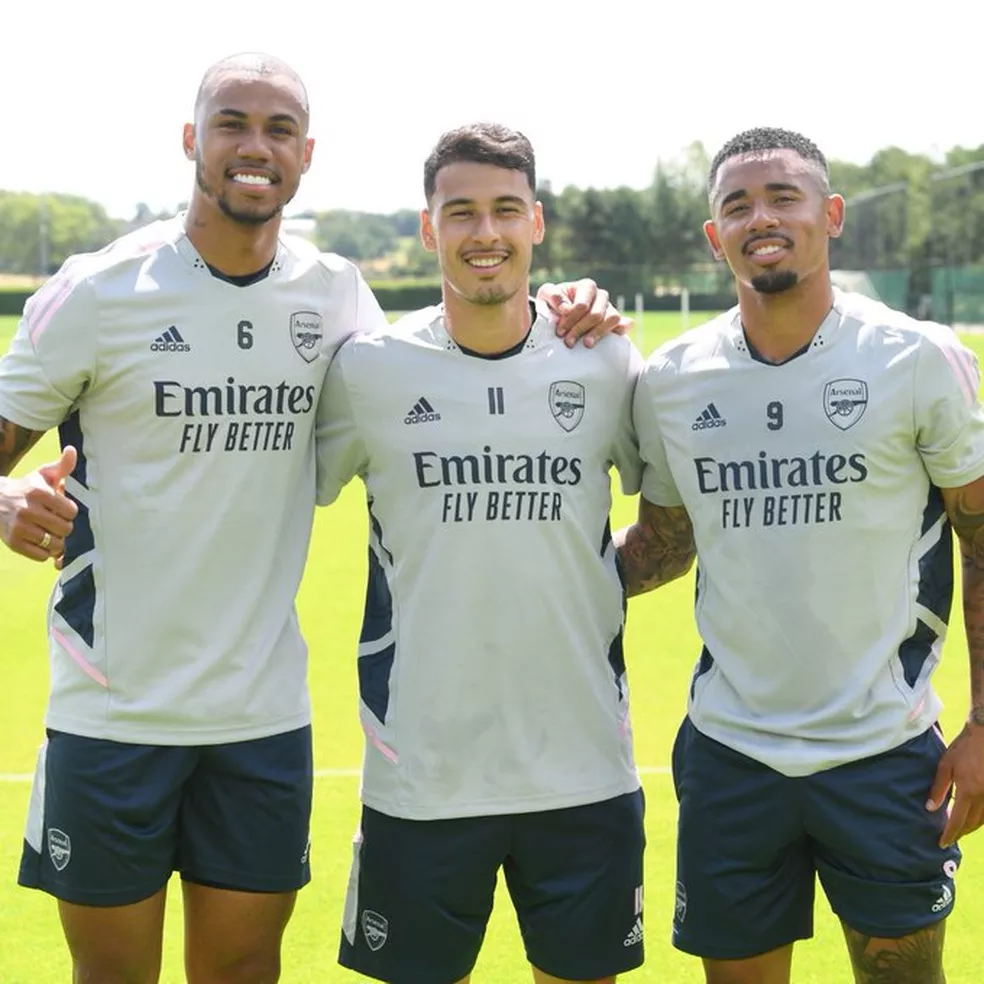 Três “gabriéis”estão no Arsenal: Gabriel Magalhães (dir), Gabriel Martinelli (centro) e Gabriel Jesus (Foto: Arsenal)