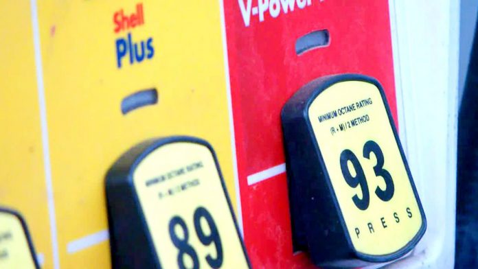 Mesmo com a queda, os preços da gasolina ainda estão em alta de 44 centavos em relação à mesma data de um ano atrás (Foto: fox19.com)