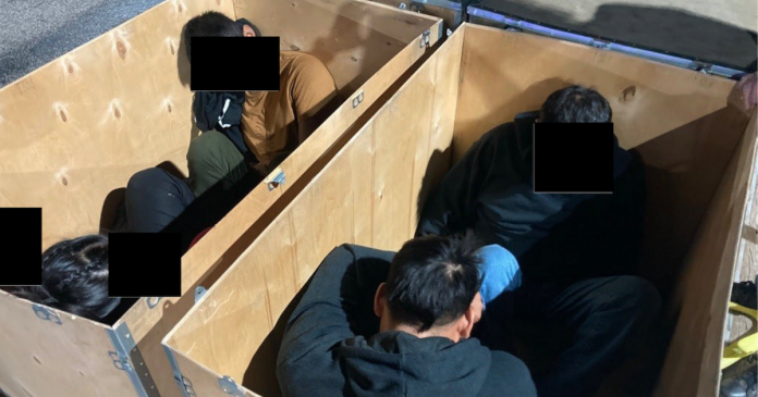 Imigrantes indocumentados eram escondidos em caixas para enganar os agentes de fronteira do CBP (Foto: CBP)