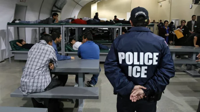 O ICE mantém mais de 24 mil imigrantes detidos em suas prisões (Foto: thehill.com)