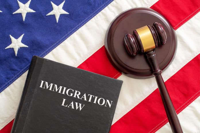 Tribunais de imigração estão atolados com processos de indocumentados solicitando asilo para permanecer nos EUA (Foto: justice.gov)