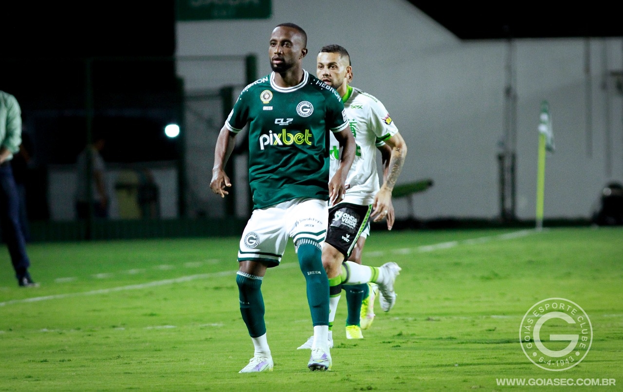 Diogo marcou o gol de empate do Goiás nos acréscimos para manter o Goiás distante da Zona de Rebaixamento (Foto: Goiás Esporte Clube)