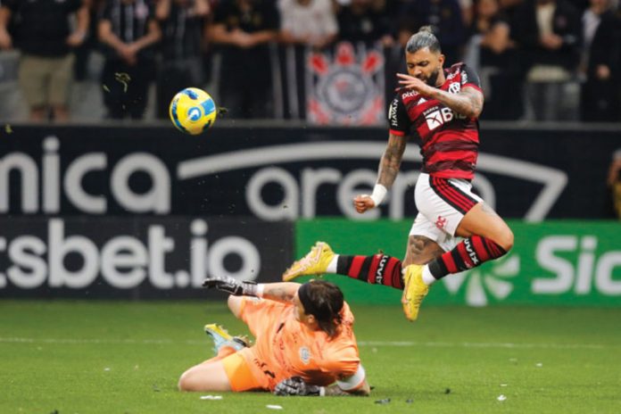 Gabigol e Cássio protagonizaram um dos lances mais agudos da partida, com vantagem para o goleiro corintiano (Foto: Gilvan de Souza/CRF)
