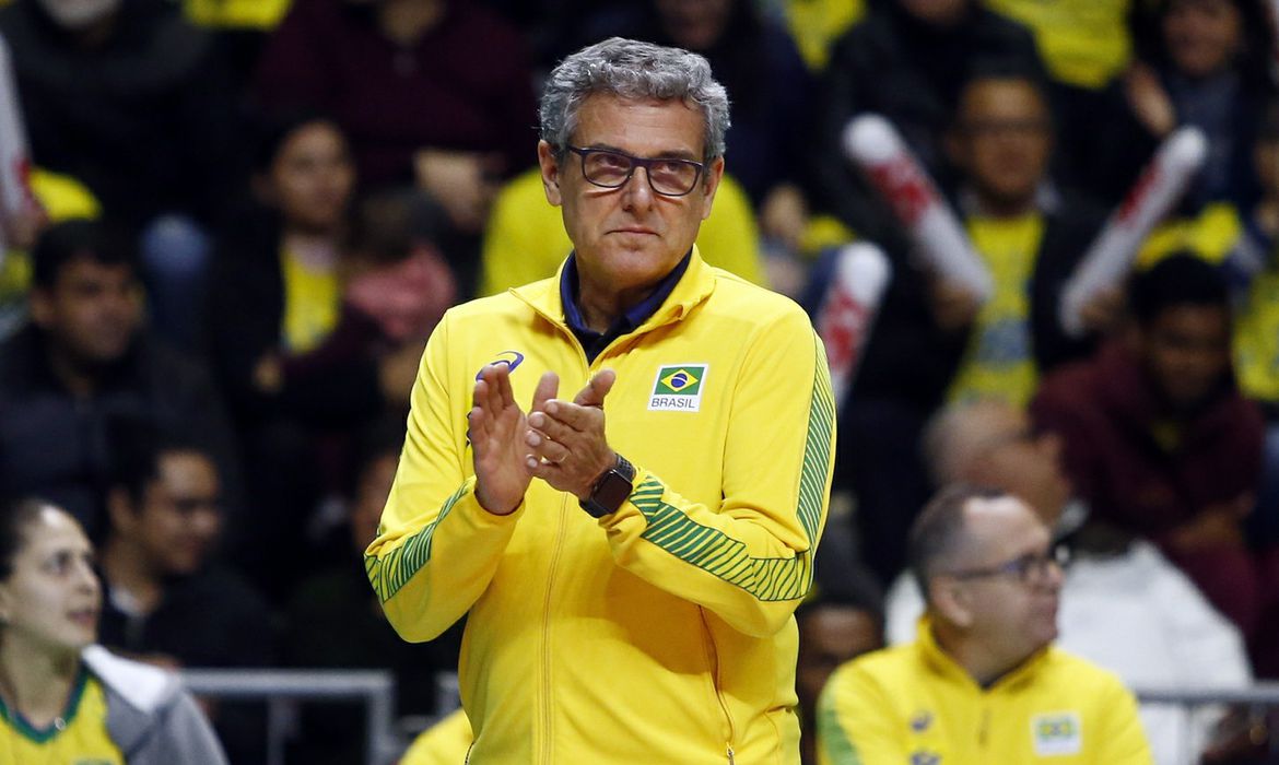 O longevo técnico Zé Roberto resgatou o orgulho do vôlei feminino brasileiro (Foto: Agência Brasil/EBC)