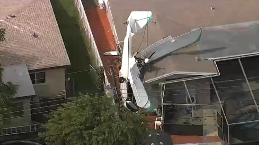 Aeronave caiu sobre a parte de trás do telhado da casa (foto: NBC)