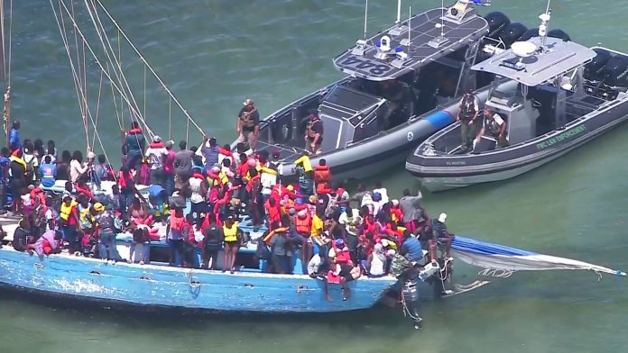 U.S Coast Guard intercepta barco com imigrantes haitianos em Boca Chica, na Florida (foto: US Coast Guard)