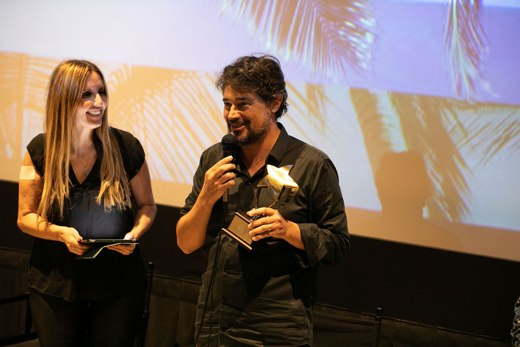 Meire Fernandes, fundadora do LABRFF, e René Sampaio, diretor de “Eduardo e Mônica”, que recebeu quatro estatuetas na competição (Foto: @wippich/Divulgação) 