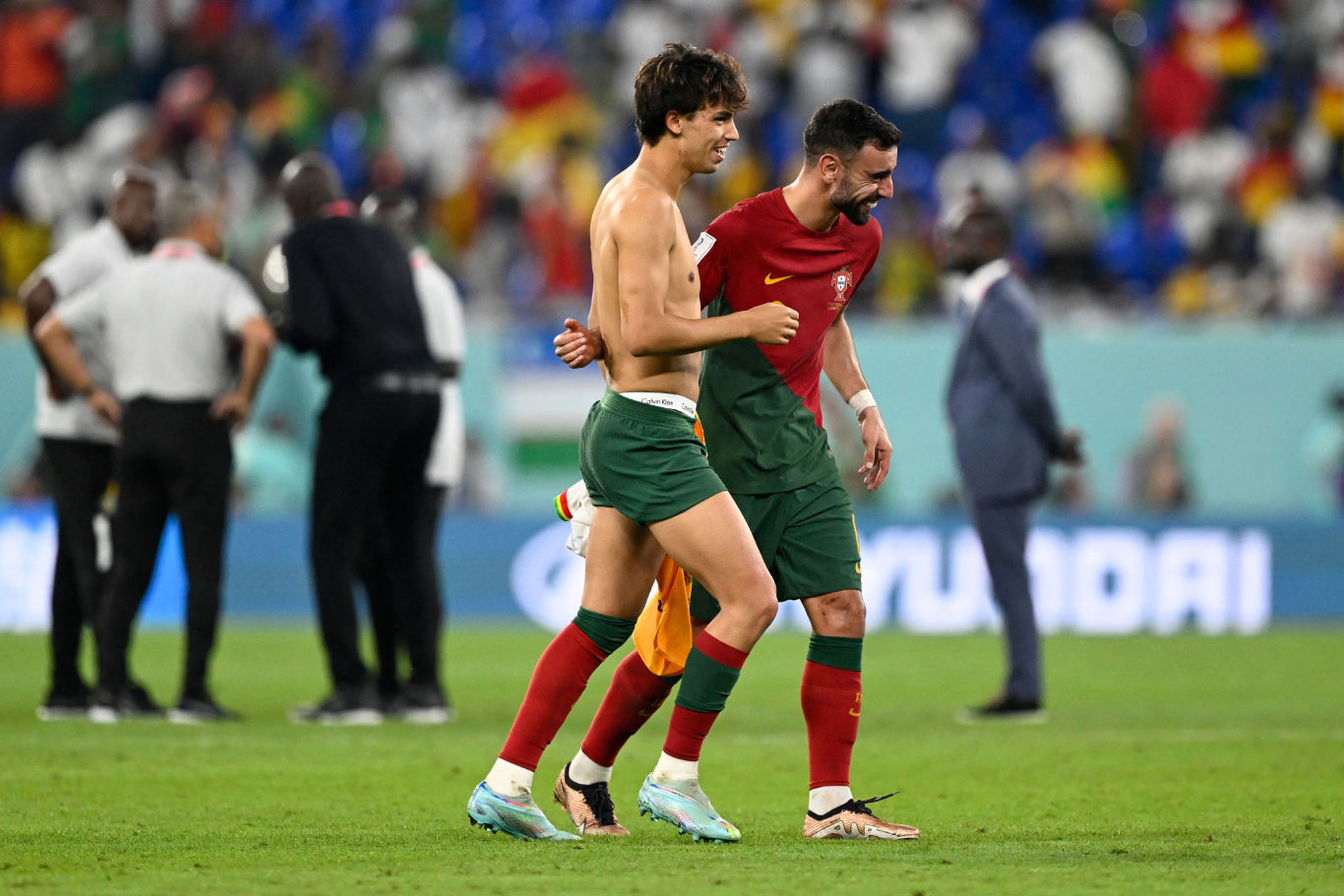 Bruno Fernandes, ao lado de João Felix (sem camisa), foi o grande craque de Portugal ao marcar os dois gols na vitória sobre o Uruguai (Foto: FIFA)
