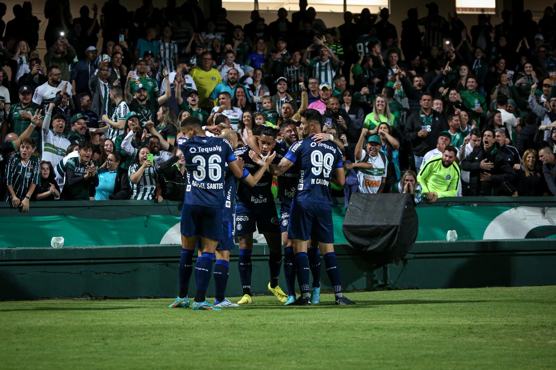 Jogadores do Coritiba comemoram o golaço marcado por Alef Manga no empate com o Corinthians (Foto: Site oficial do Coritiba)
