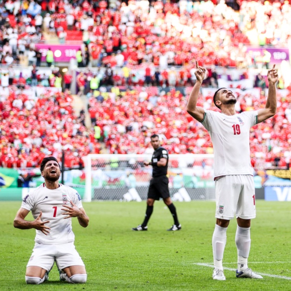 Jogadores iranianos comemoram um dos gols de sua seleção sobre o País de Gales (Foto: Kolkata Today)