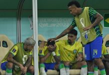 Jogadores brasileiros consolam Neymar que chorou no banco de reservas da Seleção Brasileira (Foto: LatestLY)