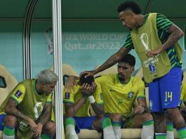 Jogadores brasileiros consolam Neymar que chorou no banco de reservas da Seleção Brasileira (Foto: LatestLY)