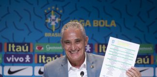 Tite segura a ambicionada lista dos 26 convocados para a Copa do Mundo Catar 2022 (Foto: Lucas Figueiredo/CBF)