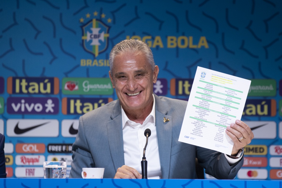 Tite segura a ambicionada lista dos 26 convocados para a Copa do Mundo Catar 2022 (Foto: Lucas Figueiredo/CBF)