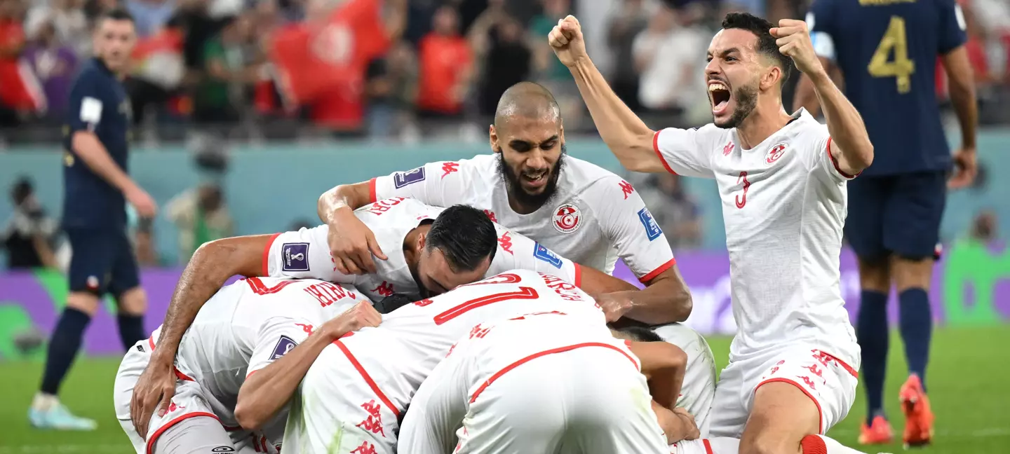 Jogadores da Tunísia comemoram o gol marcado por Khazri que fez história para o futebol desse país da África do Norte (Foto: FIFA)