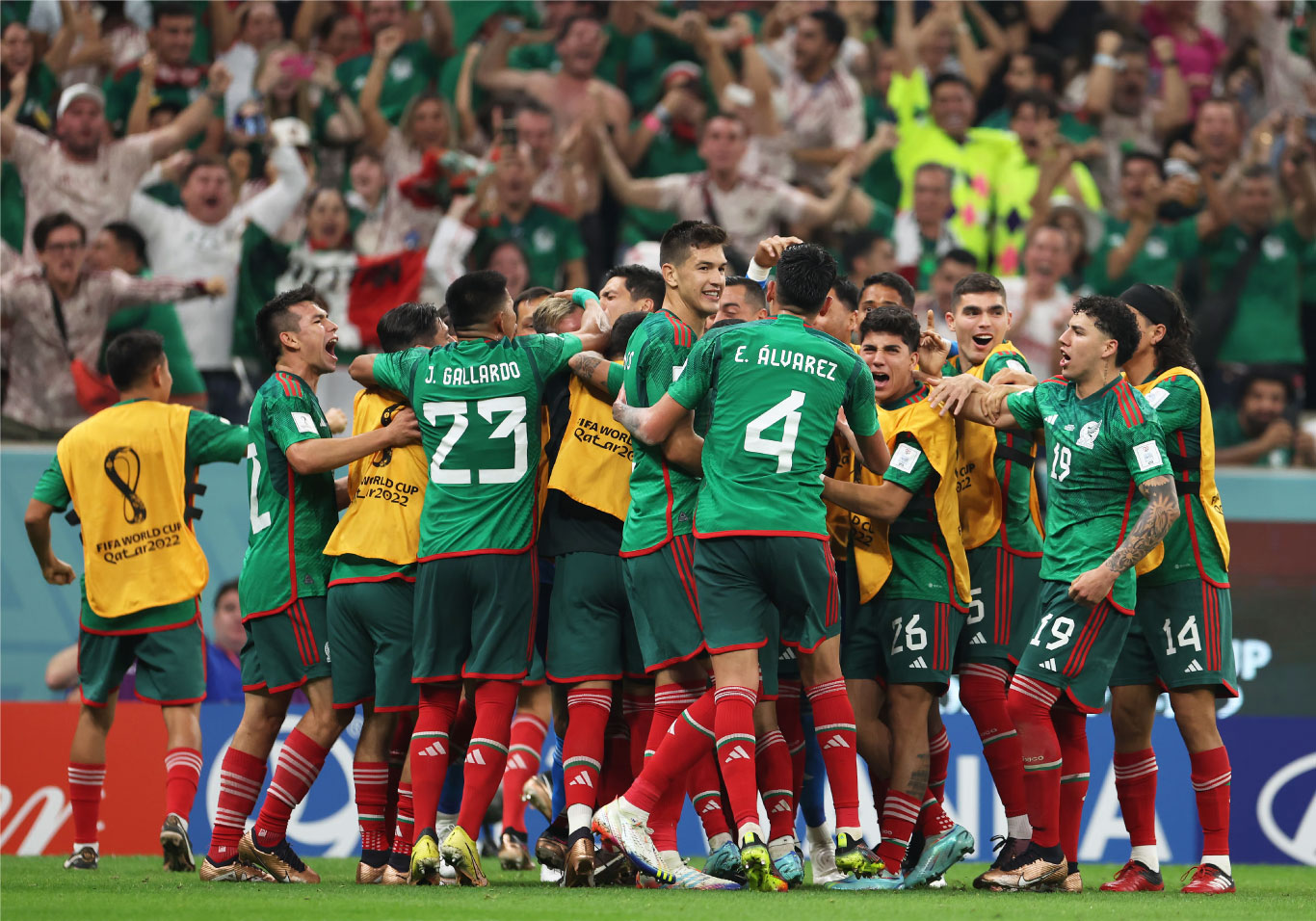Mexicanos comemoram o primeiro gol que lhes deu esperança, porém, eles foram eliminados pelo saldo de gols (Foto: FIFA)