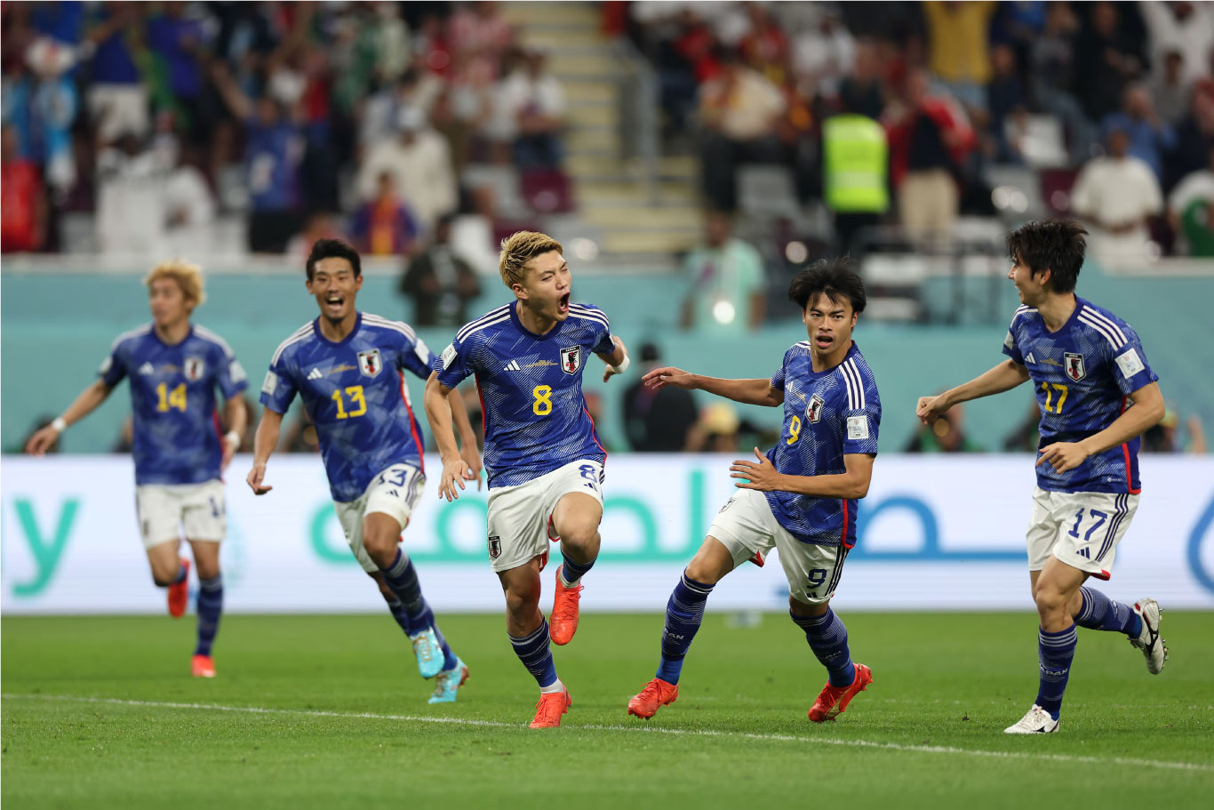 Jogadores japoneses festejam o gol de empate marcado por Doan na vitória sobre o Japão (Foto: FIFA)