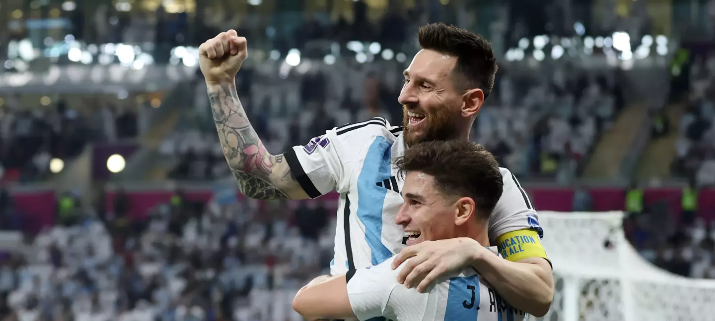 Lionel Messi e Julian Alvarez marcaram os gols da vitória argentina sobre a Austrália (Foto: FIFA)