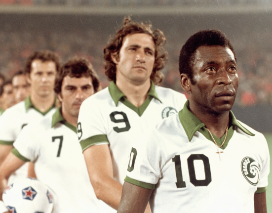 Pele, em 1977, e prepara para entrar em campo pelo New York Cosmos (foto: NYCosmos)