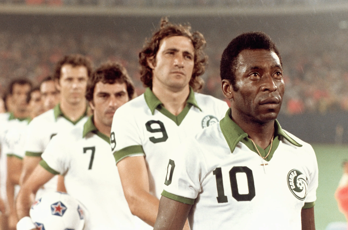 Pele, em 1977, e prepara para entrar em campo pelo New York Cosmos (foto: NYCosmos)