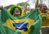 Torcedores comemoram gols do Brasil contra a Coreia do Sul pela Copa do Mundo Catar 2022, no Fifa Fan Festival, em Copacabana, no Rio de Janeiro (Foto: Tomaz Silva/Agência Brasil)