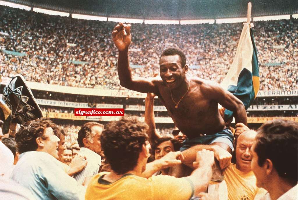 Pelé celebrando a Copa de 1970 (Foto: Wikimedia)