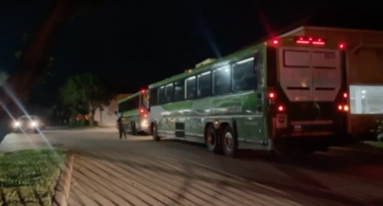 Ônibus chegam na sede do U.S. Customs and Border Protection (CBP) em Riviera Beach (foto: WPTV screenshot)