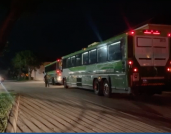 Ônibus chegam na sede do U.S. Customs and Border Protection (CBP) em Riviera Beach (foto: WPTV screenshot)