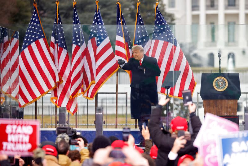 Donald Trump discursa para a multidão de apoiadores no dia 6 de janeiro de 2021 (foto: Reuters)