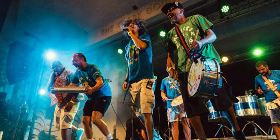 A banda carioca Monobloco, em turnê pelos EUA, é a grande estrela do carnaval californiano (Foto: Divulgação)