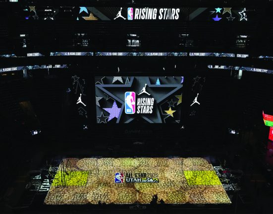 A quadra do All-Star Game em Utah tem cores preta, brnanca e amarela e uma ilustração das cinco montanhas locais (Foto: nba.com)