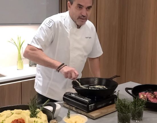 Todd English, exercendo sua arte para os convidados da Bentley Residences, em Sunny Isles