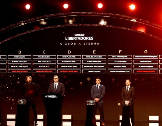 Vários ex-jogadores sulamericanos participaram do sorteio dos grupos da Copa Libertadores da América (Foto: Agência Brasil)