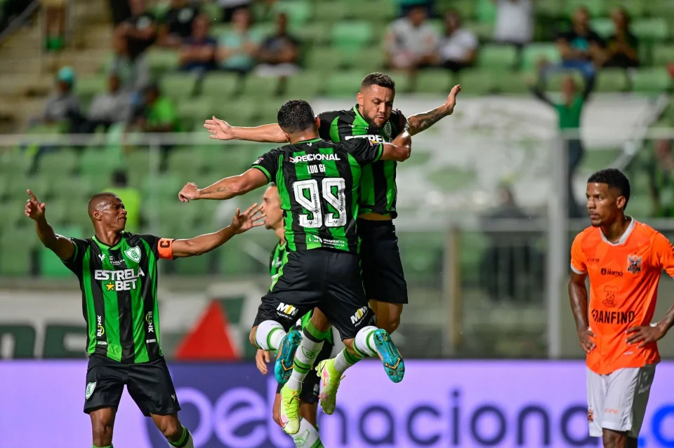 Jogadores do Coelho comemoram um dos gols da goleada sobre o Nova Iguaçu (Foto: site oficial do América-MG)