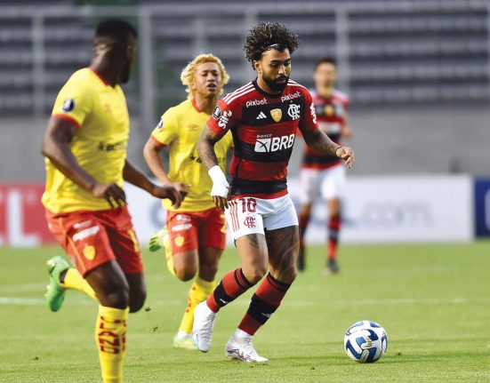 Gabigol, que não vive boa fase, foi um dos mais inoperantes jogadores do Flamengo na derrota para o Aucas (Foto: Marcelo Côrtes/CRF)
