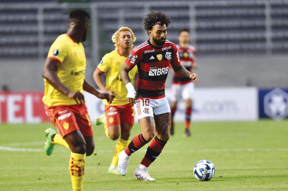 Gabigol, que não vive boa fase, foi um dos mais inoperantes jogadores do Flamengo na derrota para o Aucas (Foto: Marcelo Côrtes/CRF)