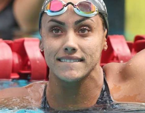 A jovem nadadora é esperança de medalha para o Brasil em competições olímpicas (Foto: Divulgação)