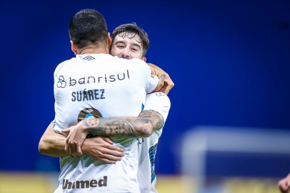 Suarez e Villasanti comemoram o gol do paraguaio que garantiu a classificação do Grêmio no Mineirão (Foto: Lucas Uebel/Grêmio)