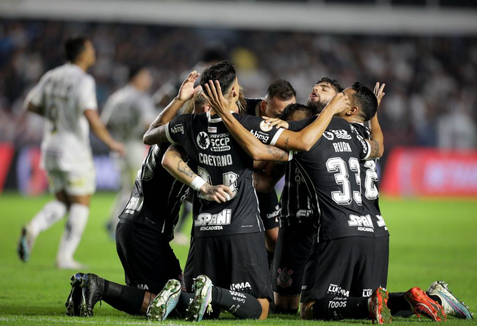 Yuri Alberto comemora com os companheiros o fim da seca de gols na Vila Belmiro (Foto:  Rodrigo Coca/Agência Corinthians)