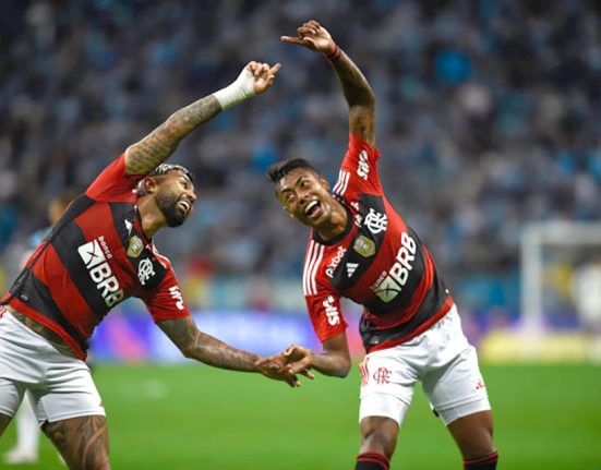 Gabigol e Bruno Henrique fazem a comemoração característica após o gol do artilheiro que abriu o caminho da vitória em Porto Alegre (Foto: Marcelo Cortes/CRF)